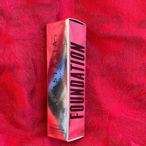 Anastasia Beverly Hills Foundation in Silver and Pink Box